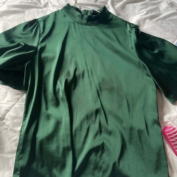 SOLD Green top - Picture 2 of 4